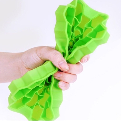 Sustainable Ice Cream Makers Hot Foldable 37-Cavity Honeycomb Silicone Ice Tray with Lid